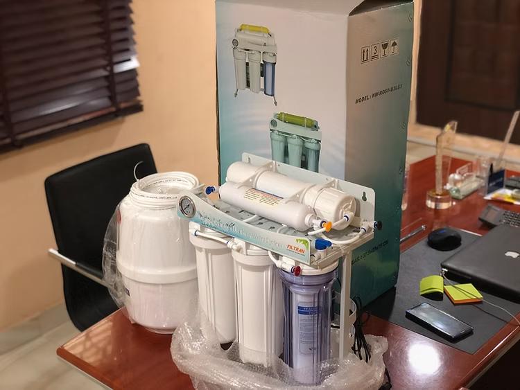 the under sink domestic reverse osmosis machine displayed on a desk