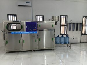 QGF-120 automatic 5-gallon water filling machine for rinsing, filling and capping 19-litre water barrels.